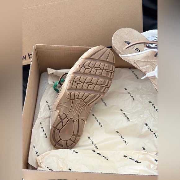 Miu Miu Tan and White Mules with Green Accent - Picture 3 of 5